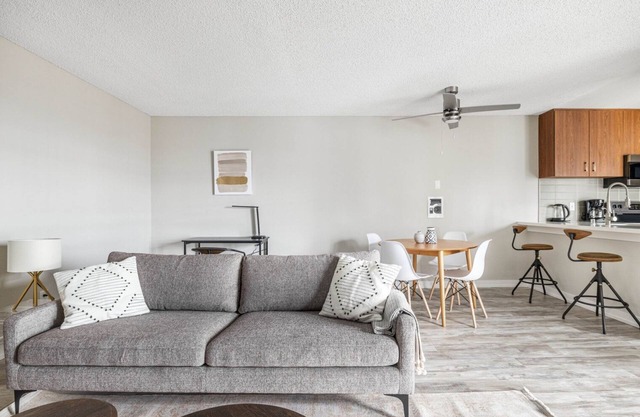 Airy Redondo Beach 1BR w/ Pool, Gym, 1 block from beach, by Blueground