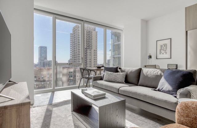 Airy South Loop Jr 1BR w/ Lounge, Pool & Gym nr Grant Park, by Blueground