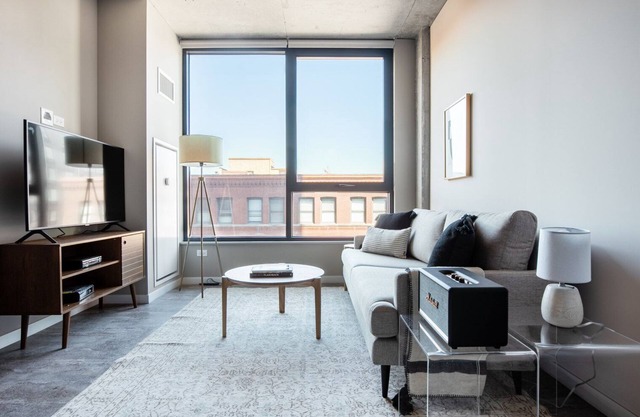 Airy West Loop 1BR w/ Pool, Pet Spa, near Restaurant Row, by Blueground