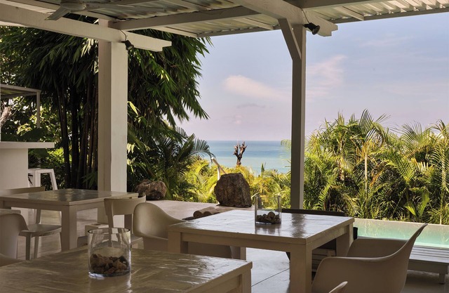 Akwa Ocean View Room w/shared pool steps to beach