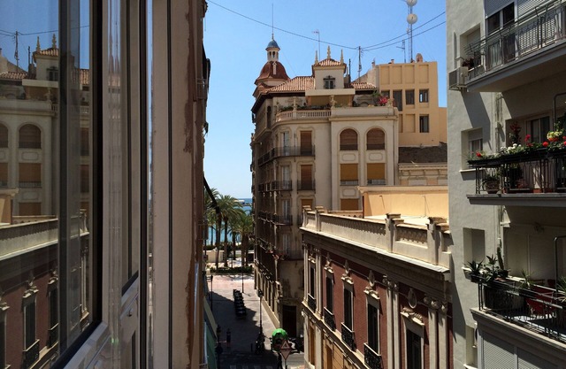 Alicante - bonito apartamento entre la playa y el centro de la ciudad. WiFi.