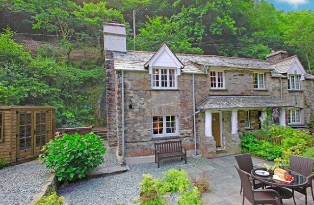 Alice's Cottage, se encuentra en el hermoso valle arbolado en Watergate