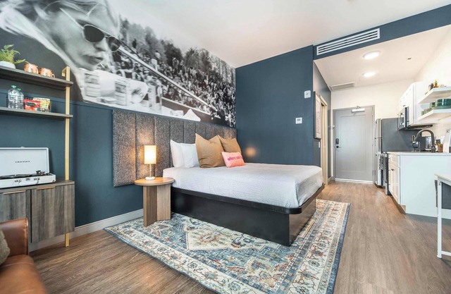Gregg-Inspired Stay | Relaxed, Bright & Walkable