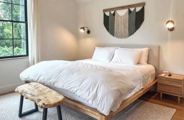 Allora Plum Blossom King - Downtown Hendersonville Bed + Breakfast