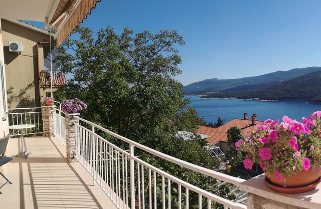 Apartamentos Alma con balcón y vista al mar.