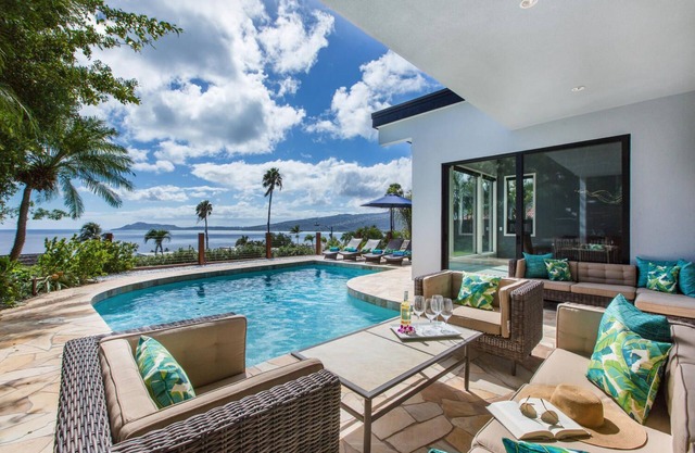 * 15% de descuento en estadías durante 5 / 15-6 / 14 * Aloha Nalu-Luxury living w expansivas vistas al océano y la costa.