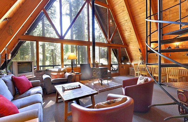 ¡ENCUENTRE RARO! Acogedora cabaña de verano con marco en el corazón de Alpine Meadows. 2 millas de Alpine Meadows Resort. BONIFICACIÓN - ¡Actividades diarias gratuitas!