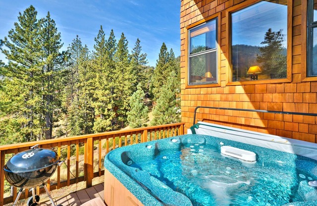 Lujosa casa de verano con jacuzzi privado en la terraza con vistas panorámicas de los prados alpinos. Perfecta ubicación central entre Squaw y la ciudad de Tahoe. Actividades diarias gratis !!