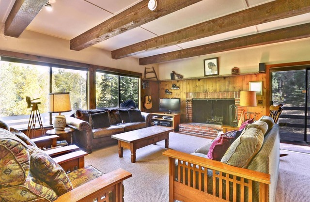 ¡ACTIVIDADES DIARIAS GRATIS! Espacioso Alpine Meadows Winter Home. PERRO AMIGO! ¡Cerca de Squaw y Tahoe City y toda la recreación de verano que se te ocurra!