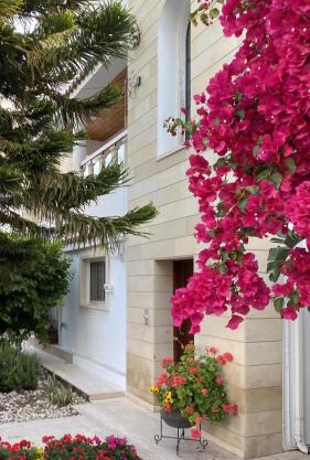 AltaVita - Serviced upper house with heraldic features