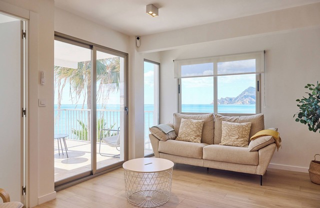 Beachfront 2BR Lux apartment I Breathtaking Views