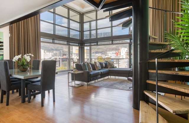 Always Power SOHO City Retreat Split level Apartment with Table Mountain View