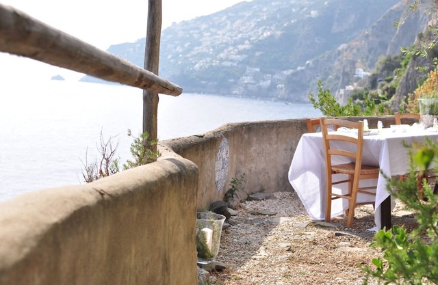 Entre los acantilados y el mar, Costa de Amalfi Villa en el océano.