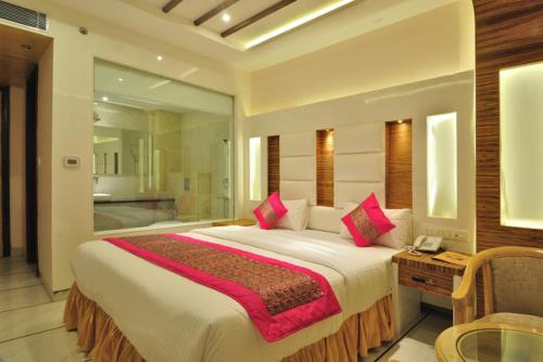 Aman Continental - 2Mins from Railway Station and 5 Mins from Metro
