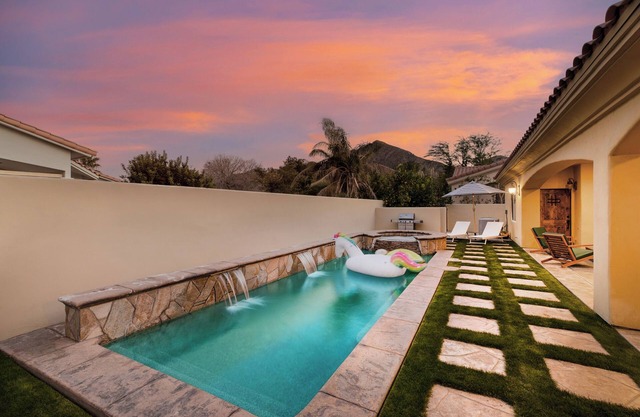 Brillante y espacioso 5 BR Desert Oasis w / Pool, Spa & Theatre Room ❤ by AvantStay