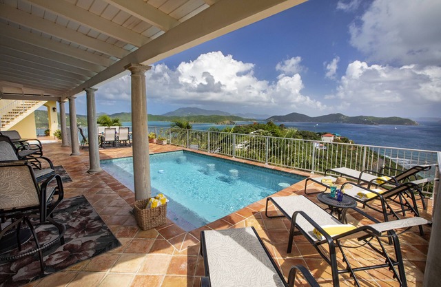 Amarilla Villa tiene una maravillosa piscina y spa con vistas panorámicas.