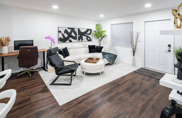 Amazing 2BR/1BA Close to Everything — Great for Work, Relaxing & Vacation!