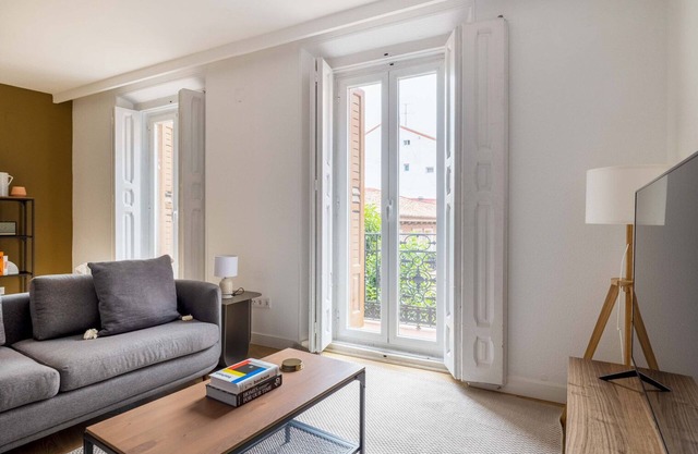 Amazing 2BR in La Latina, in the heart of Madrid, by Blueground