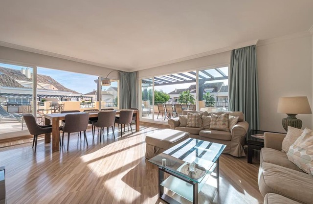 Amazing 4Br Apart. Parking, Pool, Close to the Sea