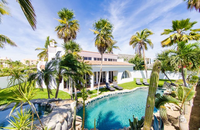 Increíble casa de 6,000 pies cuadrados para 12 personas, a pie de playa, tiendas y restaurantes