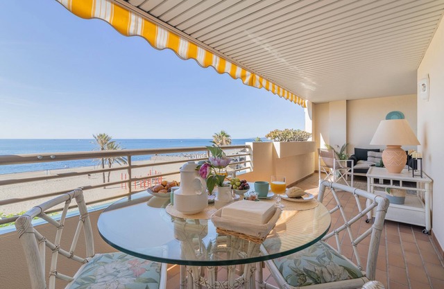 Espectacular apartamento en primera linea de Estepona, recien reformado en 2023.