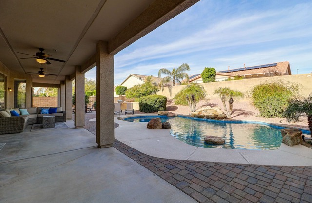 ¡Gran casa cerca de estadios con piscina! ¡Habitación para toda la familia!
