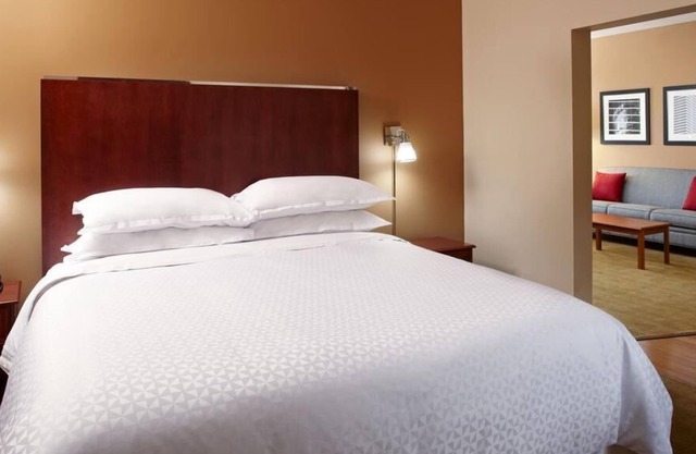 Amazing Houston Vacation! Onsite Pool, Free Parking, Near Crenshaw Park!
