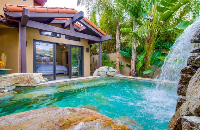 Increíble ubicación con vistas infinitas y espectaculares puestas de sol. 4 / cama, 3 / baño en casa