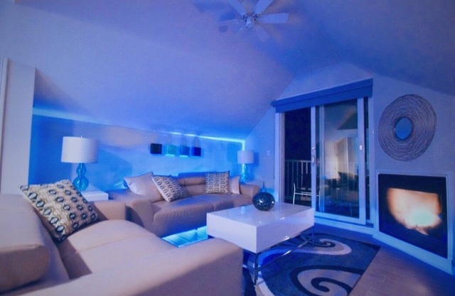 CHIC OCEAN VIEW WEST END PENTHOUSE (THE SANDPIPER) (SOLO REMODELADO)