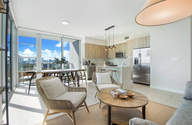 Amazing Ocean Views 2/2 Condo, Best Location