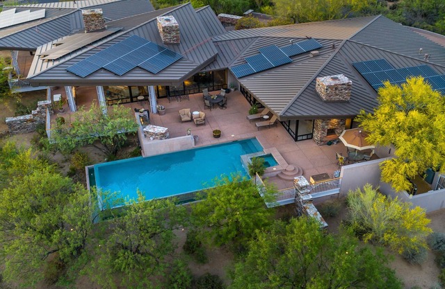 Increíble Private Desert Mountain Estate - Cocina recientemente remodelada y gran sala.