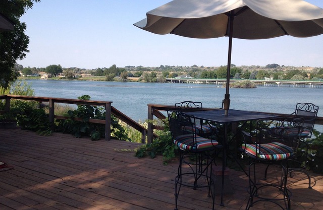 Increíble relajante escapada en casa en el río Snake con vista al río y muelle.