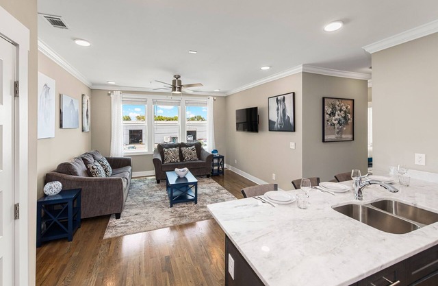 Great Location! 2 BR Condo! Minutes To Downtown