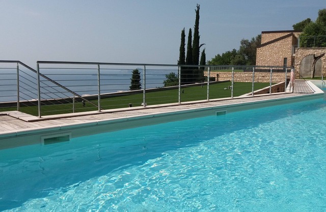impresionante vista sobre el lago de Garda, con diseño de la piscina