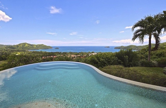 4-bedroom villa in welcoming Playas del Coco