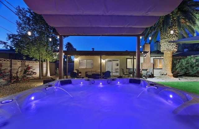 Amazing yard w/hot tub and golf 14 min from Strip