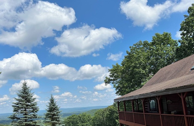 Amish-Made Chalet Log Home- 50 Mile View- ¡NUEVO LISTADO!