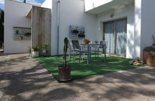 Amplio chalet con jardín cerca de bajadas a calas virgenes