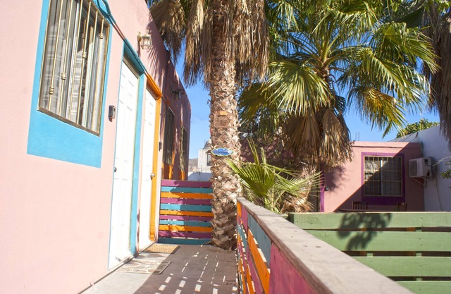 Un increíble apartamento con zona verde, jardín con teable y sillas en la mejor