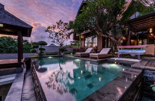 Una elegante villa privada de madera de 3 dormitorios con piscina privada en Jimbaran.