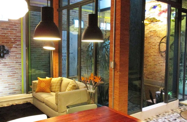 Un "nido" exótico en un árbol con una sorpresa a cada paso. Diseño ecléctico moderno