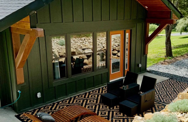 Winding Creek Cabin Charming Couples cabin with HotTub in the Shenandoah Valley