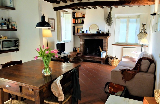 Antigua casa en la colina con jardín y vistas panorámicas del mar. Wi-Fi free