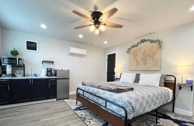 Anderson Cottage at Wrenwood Ranch, King Bed, Walking Distance to Winery