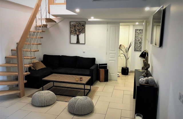 APART DUPLEX CLIMATISE CON TERRAZA UBICADA DE FORMA IDEAL; 3 DORMITORIOS 2 BAÑOS