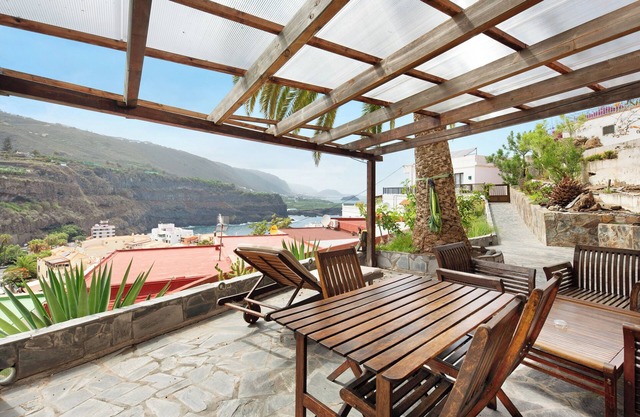 Apartamento Ana con vistas a la montaña, al mar, Wi-Fi y terraza
