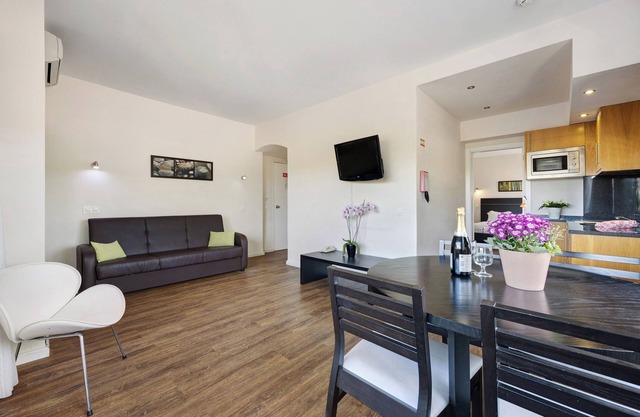 Apartamento 'T1 Atlántico' con vistas a la montaña, piscina, balcón y Wi-Fi