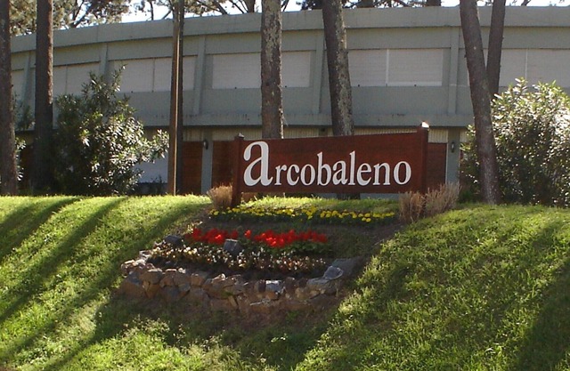 APARTAMENTO COMPLEJO ARCOBALENO PUNTA DEL ESTE CON PISCINA Y SERVICIOS