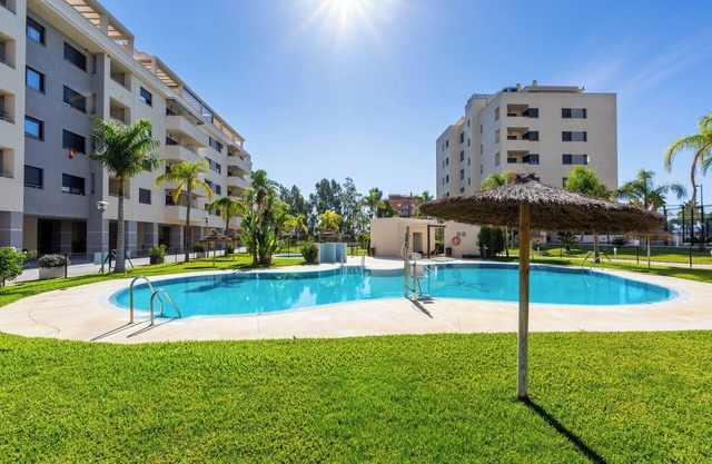 "Apartamento Playa Marinsa" piscina compartida, aire acondicionado, balcón, wifi; aparcamiento
