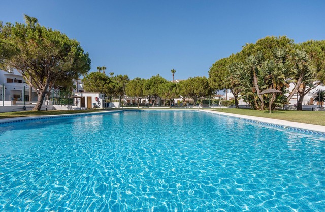 Apartamento 'Viento Del Mar' con piscina compartida, terraza privada y aire acondicionado.